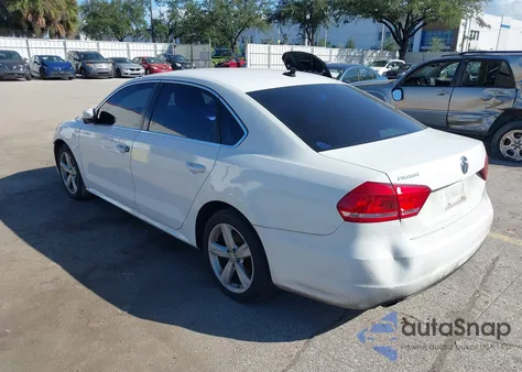 2013 Volkswagen Passat 2.5L Se z USA, uszkodzony, nr VIN 1VWBH7A37DC085262